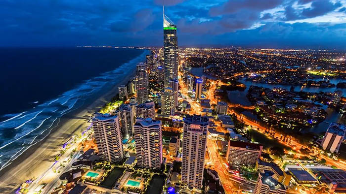 Toàn-cảnh-bãi-biển-Gold-Coast-về-đêm,-tiểu-bang-Queensland,-nước-Úc-nhìn-từ-trên-cao